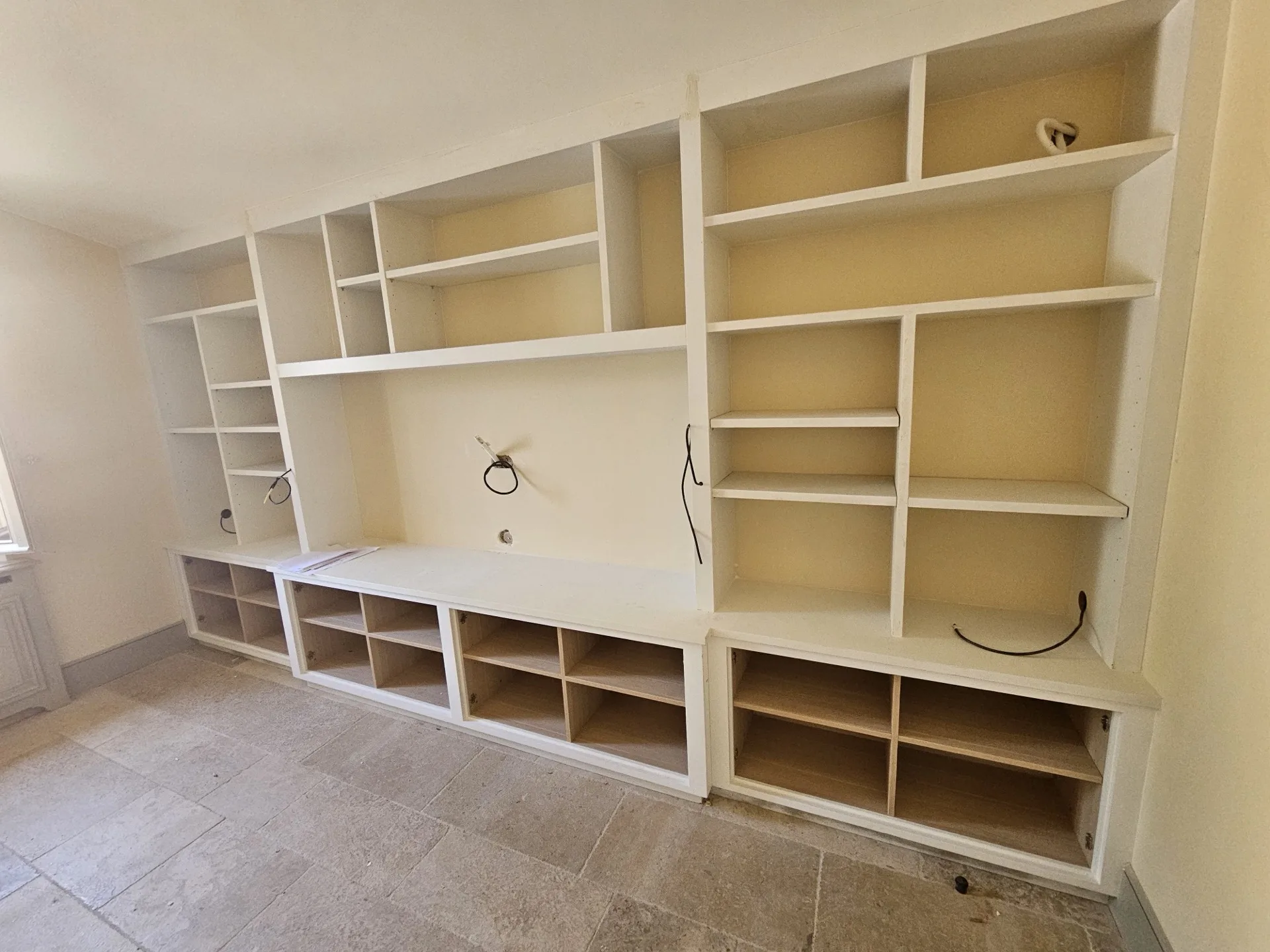 Bespoke built-in shelving by Martinelli Wood